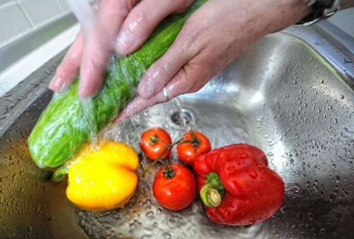To prevent parasitic infections, it is necessary to wash vegetables before eating them.